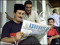 Gazete okuyan Azeriler