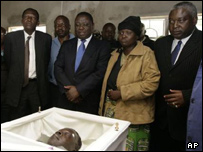 چانگیرای (سوم از چپ) در خاکسپاری یک قربانی خشونت سیاسی