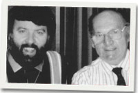 Tom Jenkins gyda Roy Noble (ar y chwith)