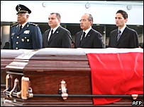 Calderon em funeral de policial