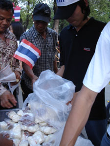 Phát đồ ăn miễn phí