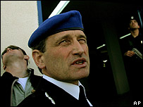 جاناتان مک آیور در حال بازرسی از مرکز آموزش پلیس