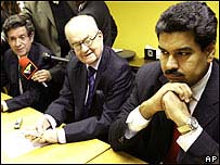 O embaixador do Equador na ONU, Diego Cordovez (C), entre os ministros do Exterior da Guatemala (E) e da Venezuela