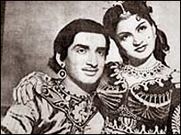 Shesha Palihakkara with Clarice de Silva in the film Mathalang (photo: Sunday Observer, Sri Lanka)