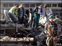 Soldados patrulham local da explosão, em Cabul