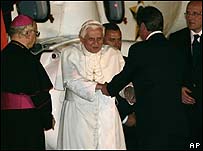 Papa se despede de fiéis no aeroporto de São Paulo