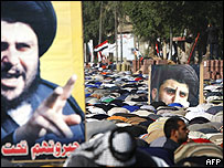 Iraquianos fazem oração durante protesto em Bagdá