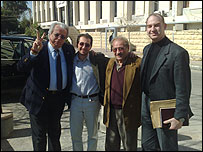 Mohamad Omais, já liberado, em frente ao Tribunal de Baabda, acompanhado do pai e do advogado