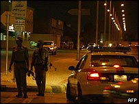Policiais em rua da capital saudita, Riad