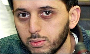 Mutasádik podle žalobce podepsal závěť údajného vůdce skupiny útočníků z 11. září 2001 Muhammada Atty. 