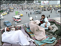 مردان افغان در حال استراحت در پشت بام