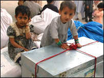 زلزلے سے متاثرہ بچیاں (فائل فوٹو)