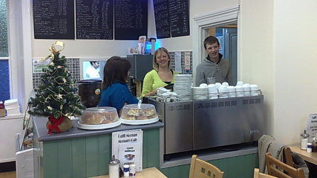 Julia, Natalie a Gareth yn gweithio'n galed yng Nghaffi Morgan