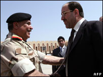نوری مالکی با ژنرال عراقی دست می دهد