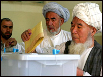 مردان در حال رای دهی