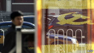 北京故宫某守卫岗亭的玻璃上倒映着一个中共党徽（1/11/2012）