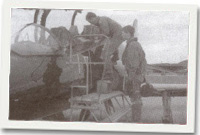 Dafydd Foxhall yn awyren yr 'hawk' 