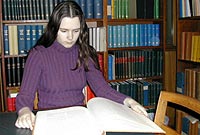 Ymchwilio i hanes teulu mewn llyfrgell