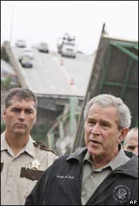 O presidente dos Estados Unidos, George W. Bush, visitando a ponte que desabou sobre o Mississippi
