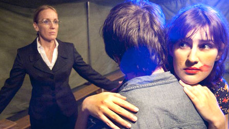 Golygfa o'r ddrama - Carys Gwilym, Iwan Charles ac Elen Gwynne