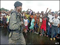 Liberianos saúdam assessores militares americanos