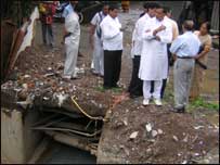 नालों का मुआयना करते कृपाशंकर