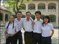 Các học sinh trường Lê Hồng Phong