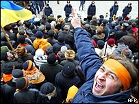 Opoziční demonstranti před parlamentem