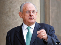 Jobim deixa o Palácio do Eliseu após se encontrar com Sarkozy