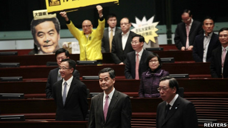 香港人民力量议员们在梁振英进入立法会议事堂时示威（16/1/2013）