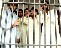 خیرپور کے ایک پولیس سٹیشن میں ملزمان 