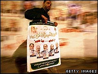 Activist cu afişe electorale Hamas în Gaza