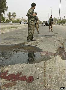 Tak lama kemudian satu-satunya yang mengingatkan orang akan serangam bom maut itu adalah genangan bahan bakar dari kendaraan dan genangan darah para korban.