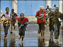 Civis fogem de bombardeio em Monróvia, Libéria