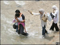 Dereyi geçerek kaçan siviller