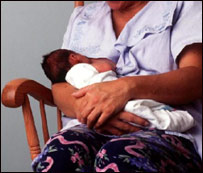 يوه مور خپل ماشوم ته د شيدو ورکولو پرمهال