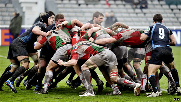 A scrum between Biarritz and Glasgow Warriors