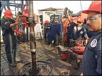 Funcionários de refinaria na Venezuela