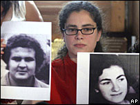 María Eugenia Sampallo Barragán mostra fotos de seus pais verdadeiros