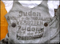 Camiseta com frase anti-semita. Foto: AFP