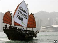 Một con thuyền mang cánh buồm phản đối