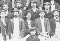 Gweithwyr Jenkins and Jones, Johnstown - Hawlfraint Archif Wrecsam