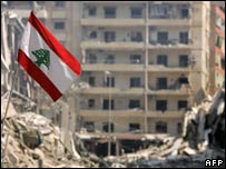 Beyrut'ta bir Lübnan bayrağı