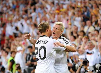 Podolski chúc mừng Bastian Schweinsteiger 