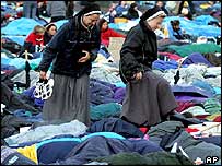 Multidão dormiu ao ar livre para esperar pela missa de Bento 16 em Colônia