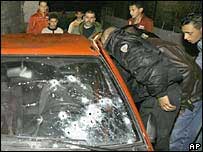 Carro atacado por forças israelenses em Belém, na Cisjordânia