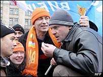 حاميان دو رقيب در خيابان مناظره می کنند