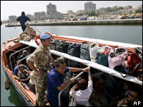 Barco da ONU retira estrangeiros do Líbano