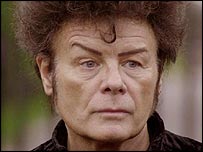 Gary Glitter được thả ra khỏi nhà tù ở Anh năm 2000