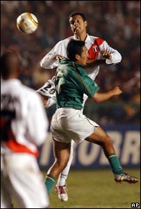 O jogador Peruano Carlos Zegarra (de branco) disputa lance com o boliviano Perzy Pizarro